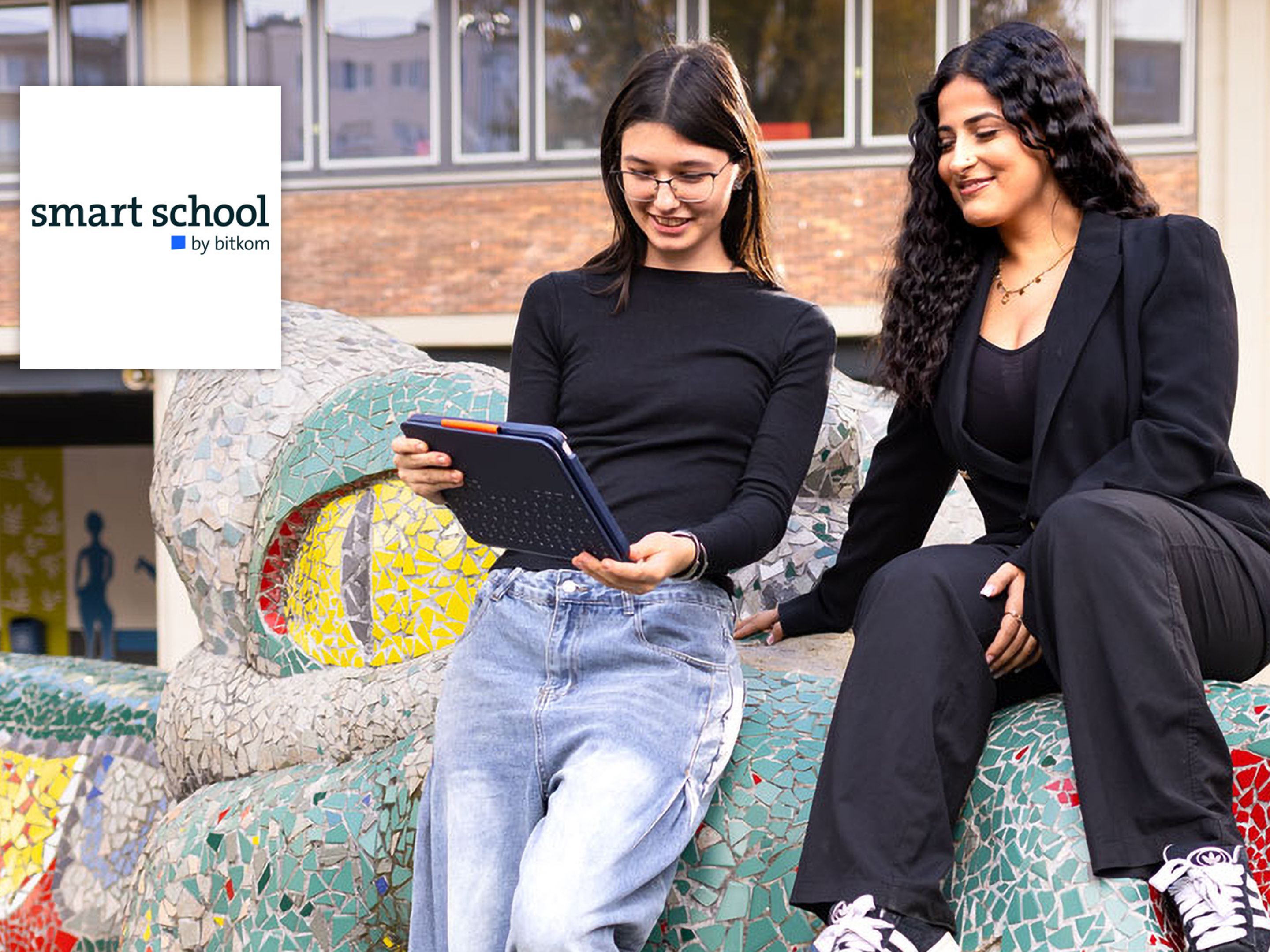 illustrative Grafik: zwei Schülerinnen mit Tablet