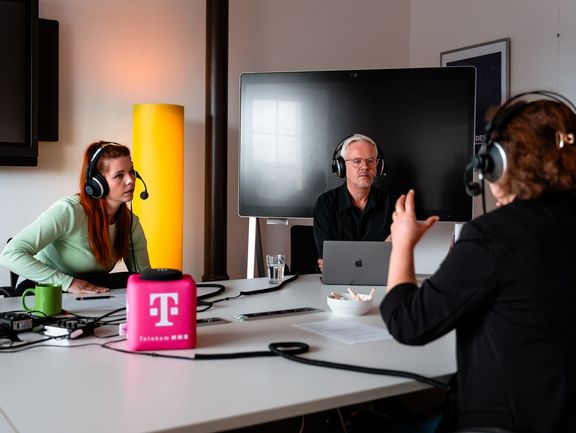 Foto der Moderatoren Dr. Steffen Wenzel und Stefanie Liße während der Podcast-Aufnahme