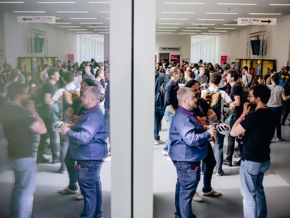 Besucher auf dem Dev Day unterhalten sich