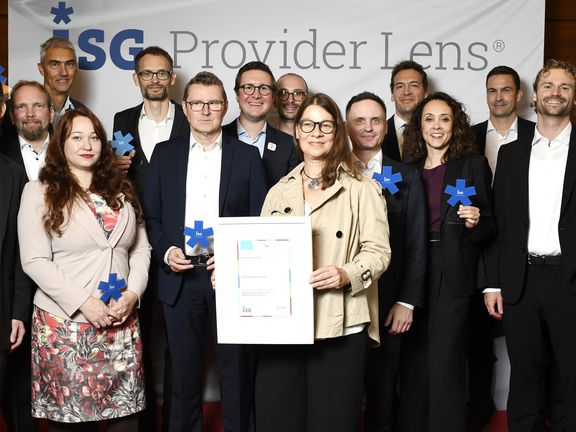 Foto: Kollegen mit den Auszeichnungen des ISG Provider Lens® Salesforce Report 2026