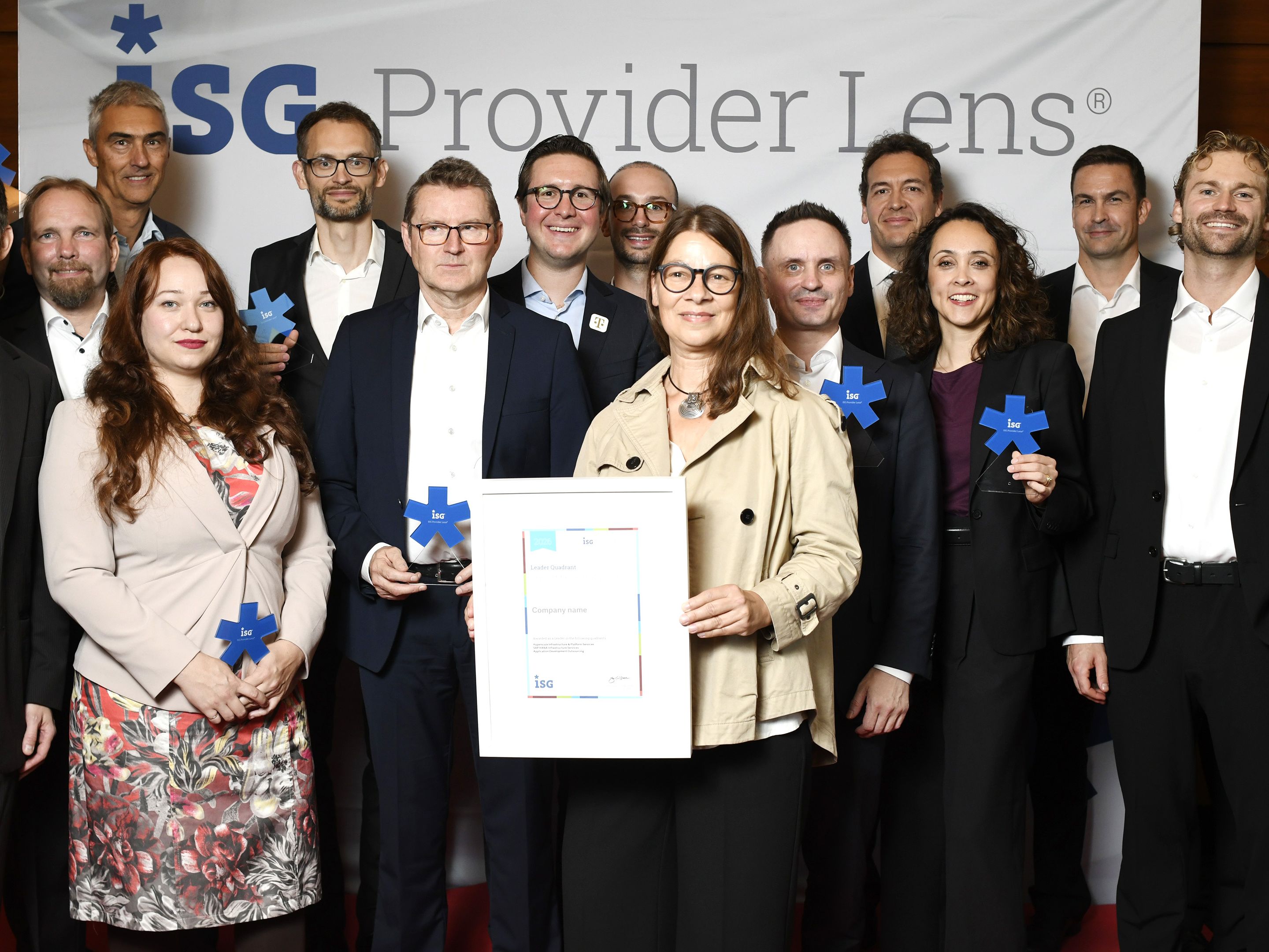 Foto: Kollegen mit den Auszeichnungen des ISG Provider Lens® Salesforce Report 2026 