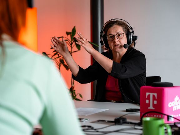 Foto von Kerstin Harzendorf während der Podcast-Aufnahme