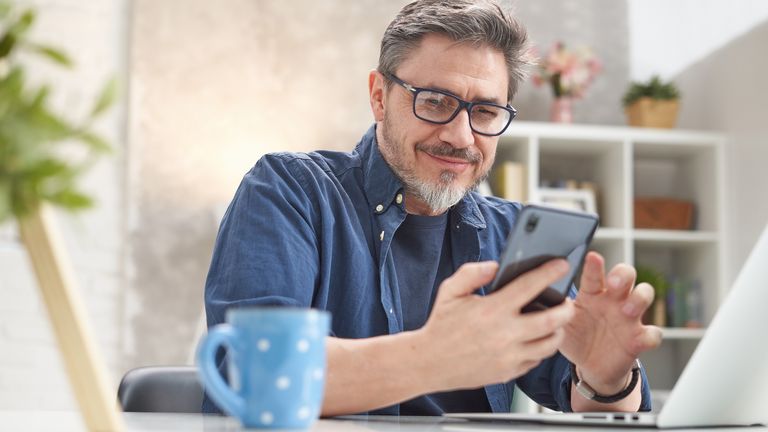 illustrative Grafik: eine Person schaut auf ein Smartphone
