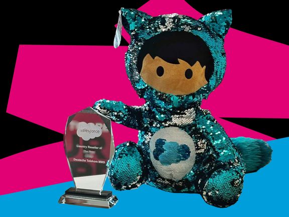 Salesforce Maskottchen mit dem dazugehörigen Salesforce Reseller of the Year Pokal