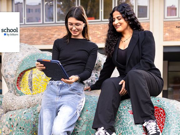 illustrative Grafik: zwei Schülerinnen mit Tablet