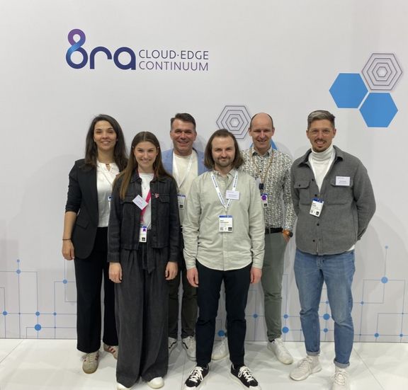 Team am 8ra Stand auf der Hannover Messe 2025