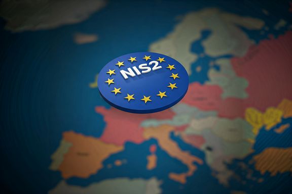 NIS-2 in einer Logo mit den europäischen Sternen auf einer Europa-Karte