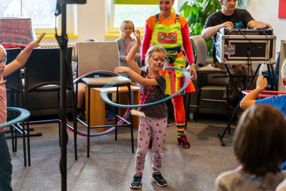 Kinder beim Kinderschminken und Tanzen