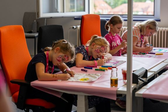 Kinder beim Kinderschminken