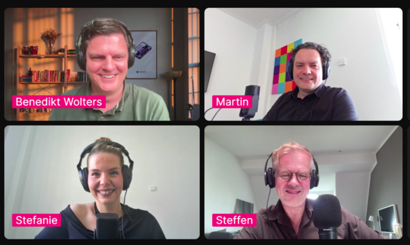 Benedikt Wolters und Martin Molch bei der Podcast-Aufnahme mit den Moderatoren Stefanie Liße und Steffen Wenzel