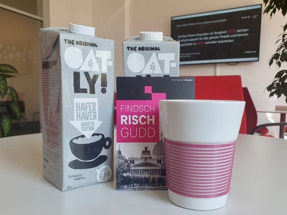 Hafermilch in der Kaffeeküche hinter einem MMS-Kaffeebecher