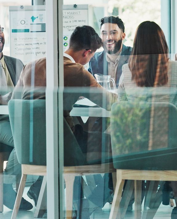 KI-Agenten Illustrative Grafik: Personen während eines Workshops in einem Büro