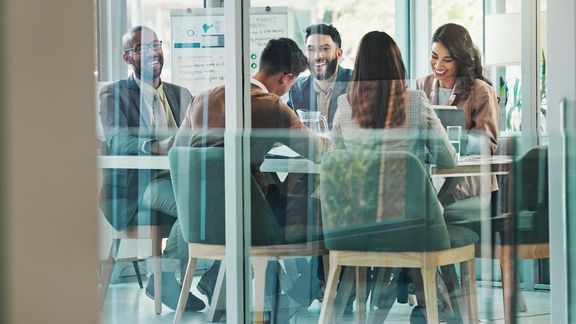 Illustrative Grafik: Personen während eines Workshops in einem Büro