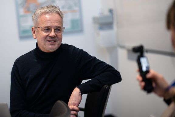 Moderator Steffen Wenzel beim Interview