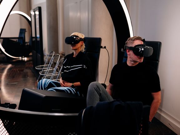 Kollegen mit Virtual Reality Brillen während des VR Erlebnisses Zwinger Xperience