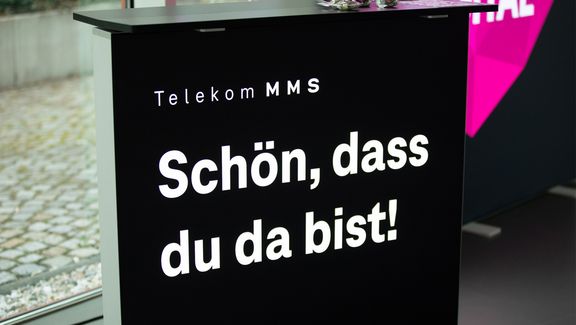 Aufsteller der Telekom MMS mit dem Text: "Schön, dass du da bist!"