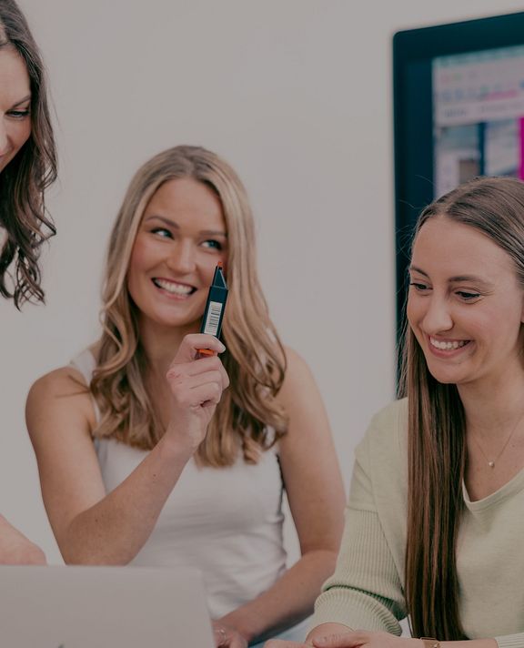 illustrative Grafik: Kollegen während eines Meetings