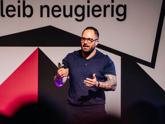 Keynotespeaker Jonas Rashedi auf der Bühne