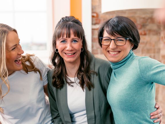 illustrative Grafik: drei Kolleginnen