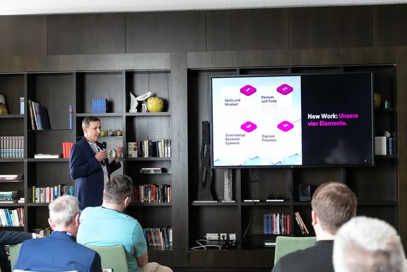 Benjamin Sauer hält eine Session zur ePersonalakte und den vier Elementen des New Work: Skills & Mindset, Devices & Tools, Zuverlässige Backend-Systeme, digitale Prozesse