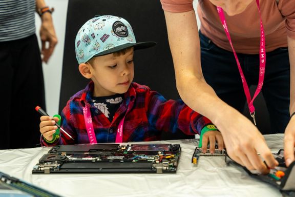 Ein Kind erhält Einblick in die Hardware eines Computers