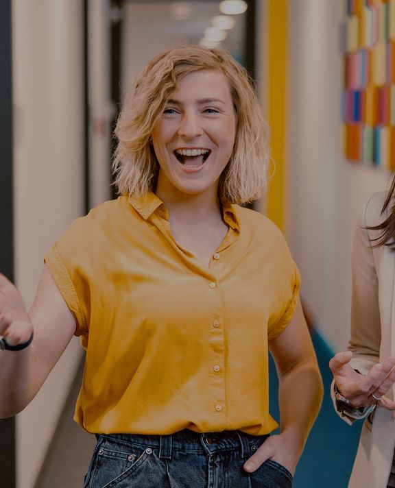 illustrative Grafik: sich grüßende Kollegen auf dem Flur