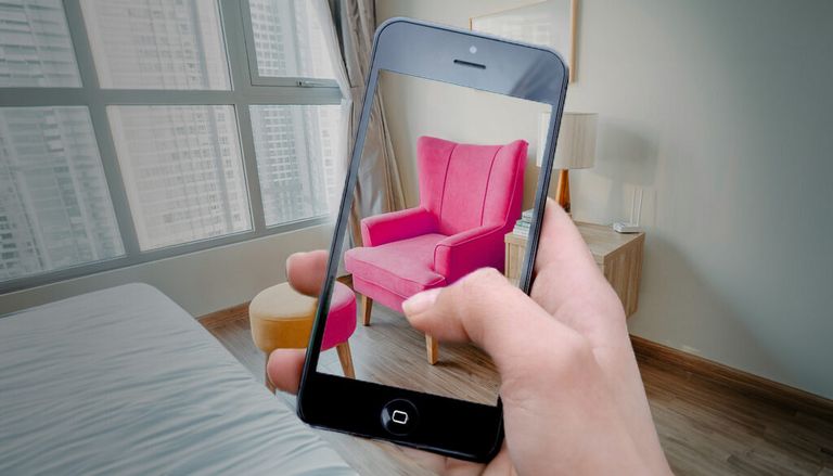 Beispiel für die Anwendung von Spatial Commerce - Mit dem Smartphone verschiedene Möbelfarben testen und Möbel im Raum platzieren