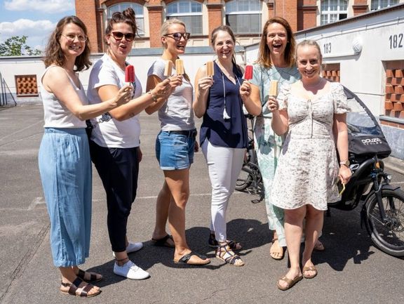 Kolleginnen genießen ein Stil-Eis der regionalen Eismanufaktur paupau