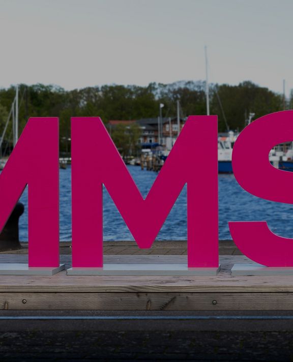 illustrative Grafik: MMS-Schriftzug