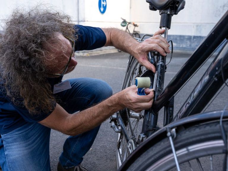 Ein Fahrrad wird codiert

