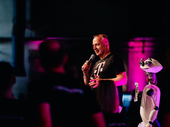 Roboter Sparky zusammen mit einem Kollegen auf der Bühne