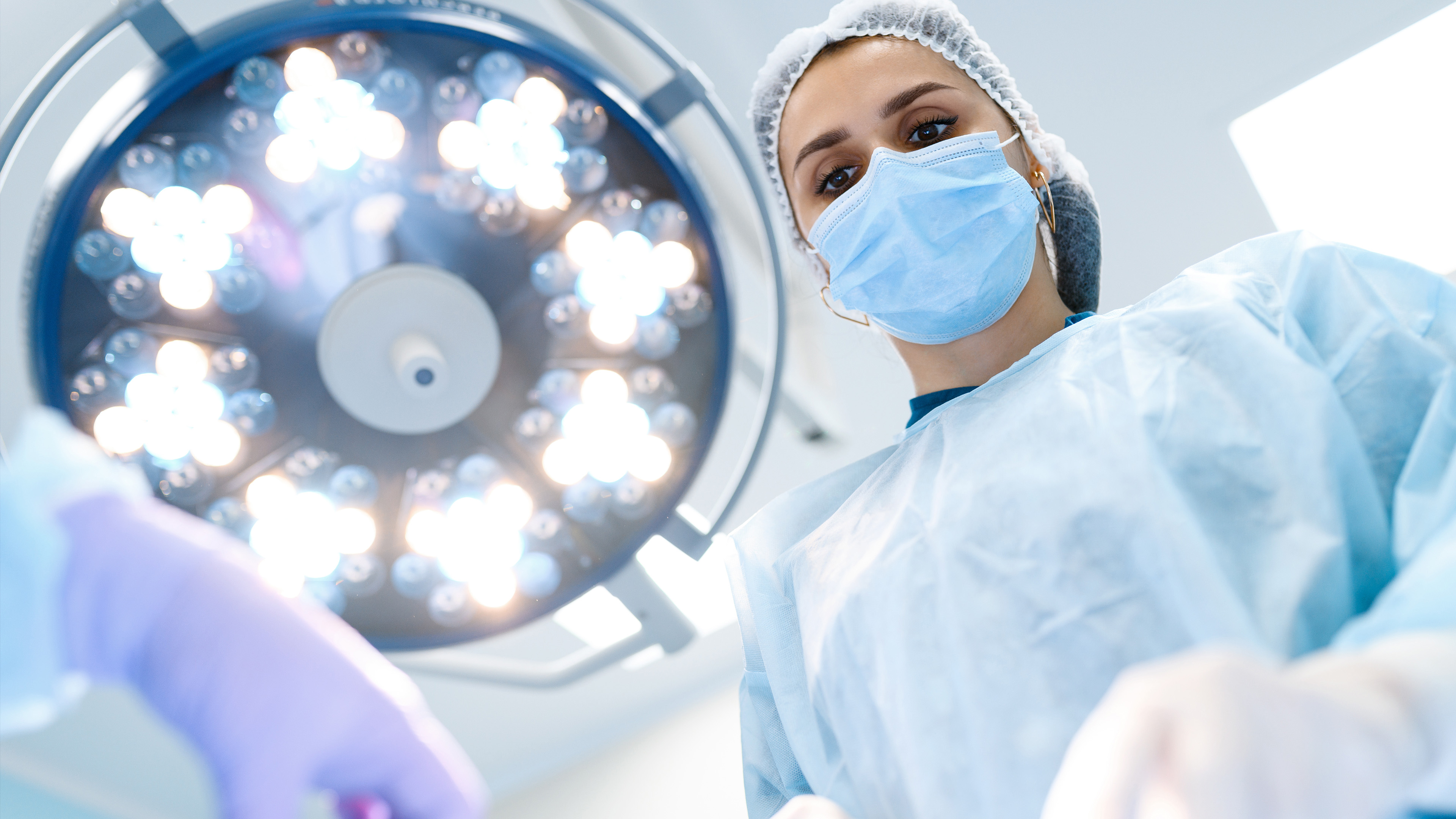 illustrative Grafik: Ärztin im OP