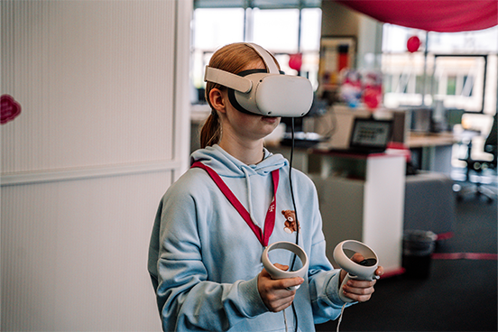 Mädchen trägt eine Virtual Reality Brille des Modells Oculus Quest 2